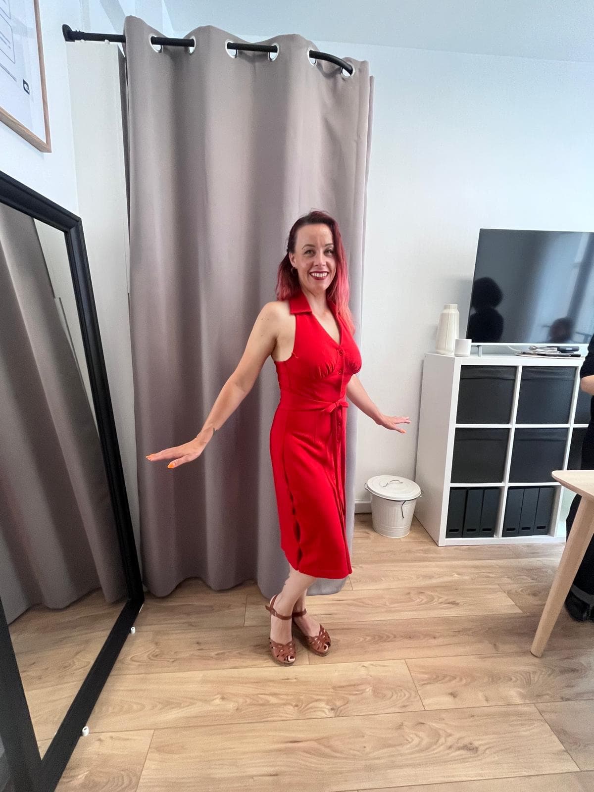 Erika Lesellier présente une robe de la collection
